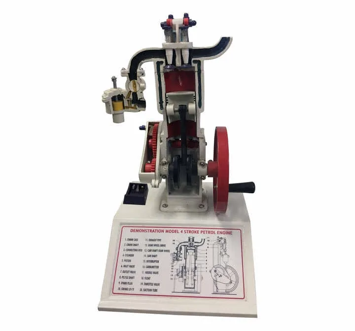 Четырехтактная модель бензинового двигателя из алюминиевого сплава установленная на базе с напечатанными диаграммами объясняющими работу