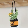 Cesta colgante de calabaza con mueca negra y naranja