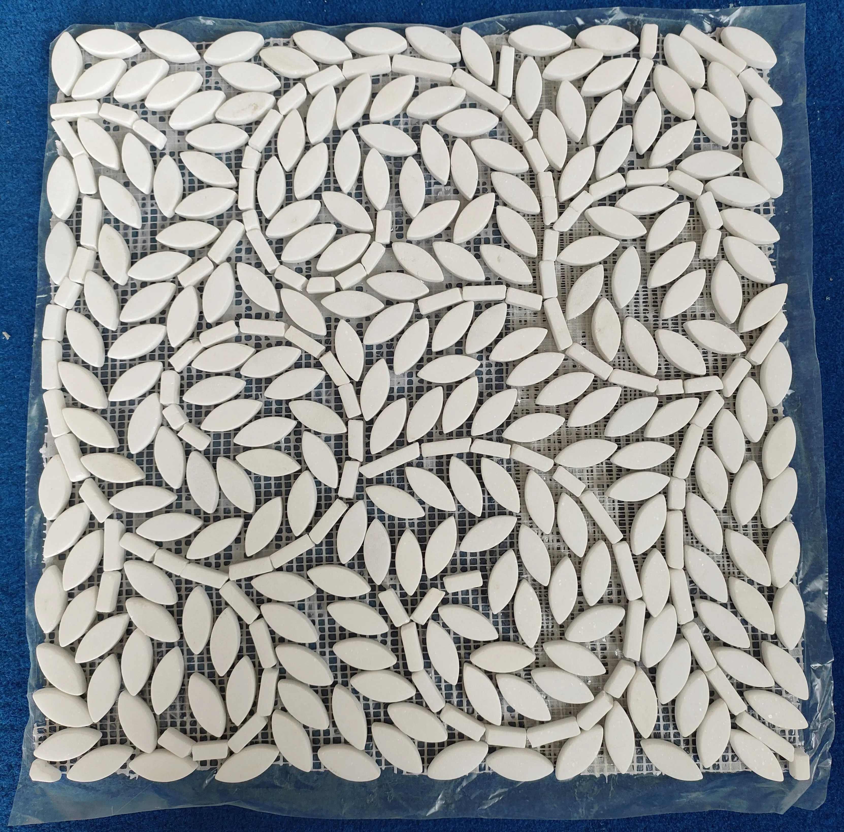 Wonderful Flower Stone Mosaic Art Design for Kitchen Pool Living Room and Interior Wall Decor Resin and Marble Material Tile