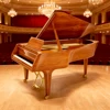 Piano grande en color madera natural.