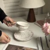 Primo incontro con tazze e piattini rosa