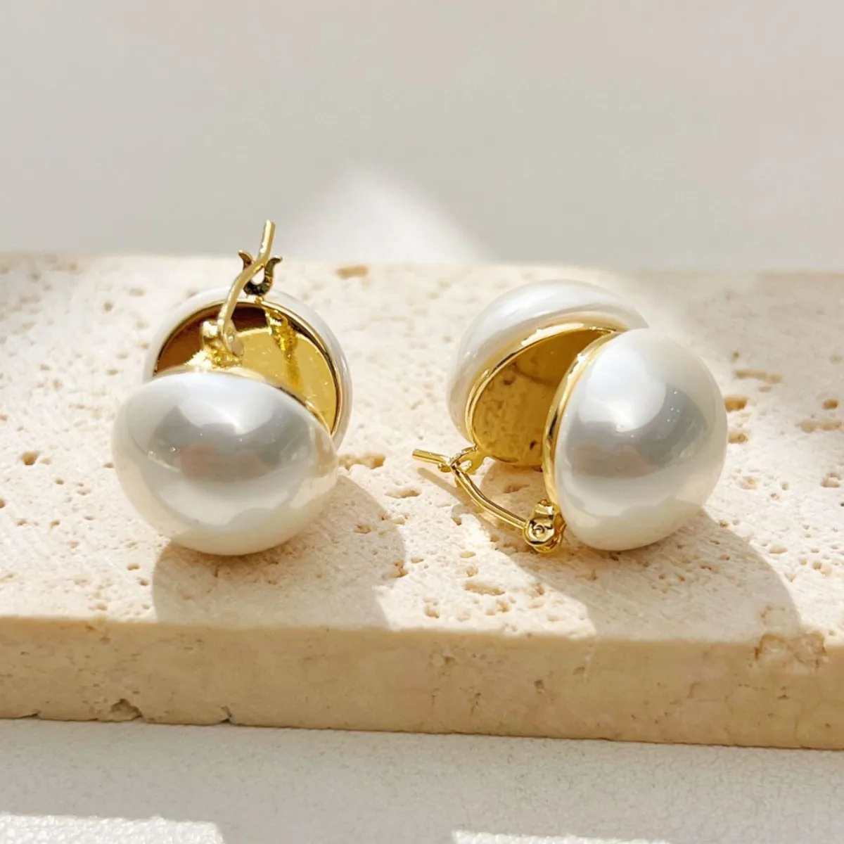 Simple Geometric Pearl Stud Earrings with Gold Plating, Retro and Fashionable Women's Ac aperçu 4