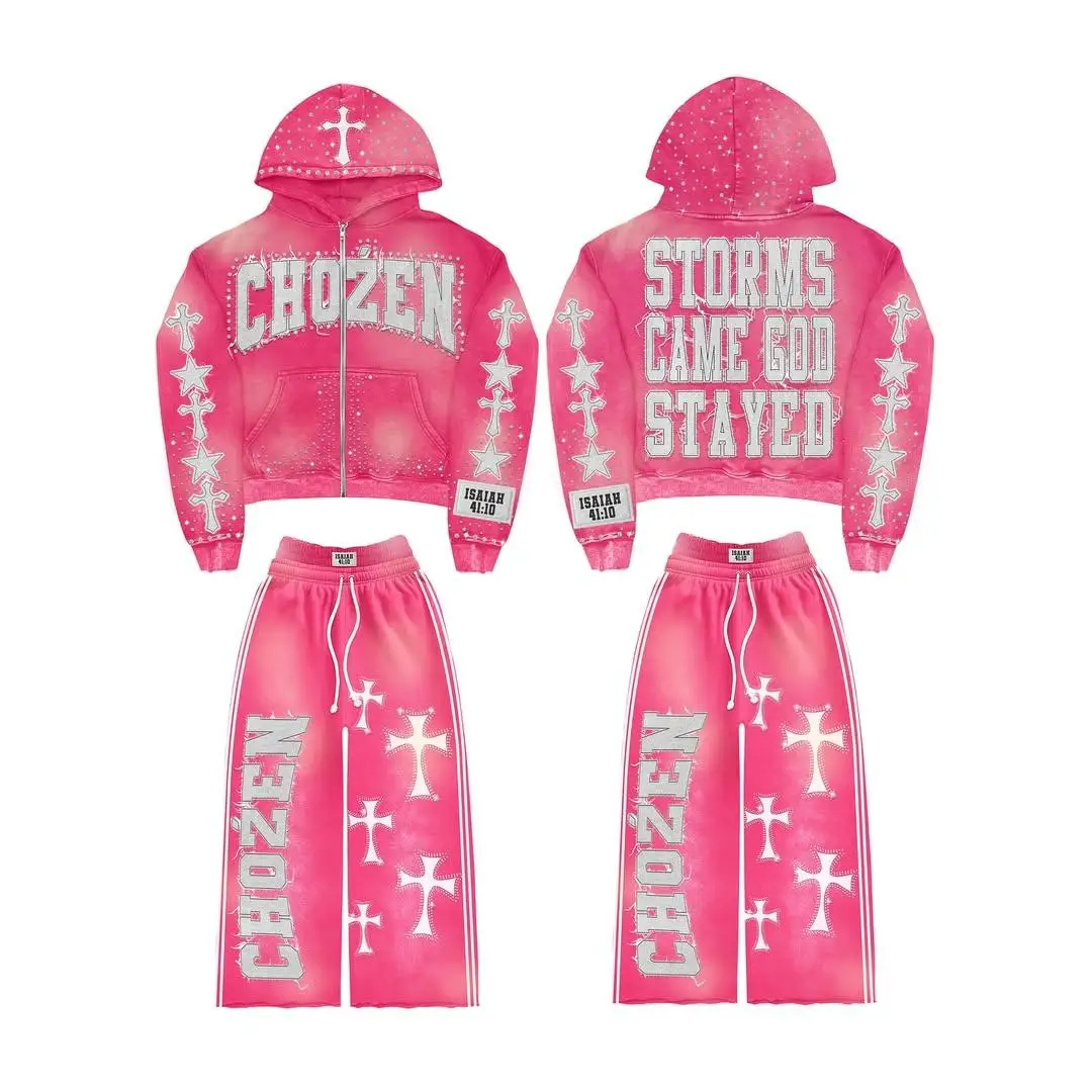 Individuální retro streetwearové sportovní oblečení – zipovací bunda a dýchavé rozšířené kalhoty s vyšitým motivem a efektem opotřebeného praní, volný střih, celá souprava