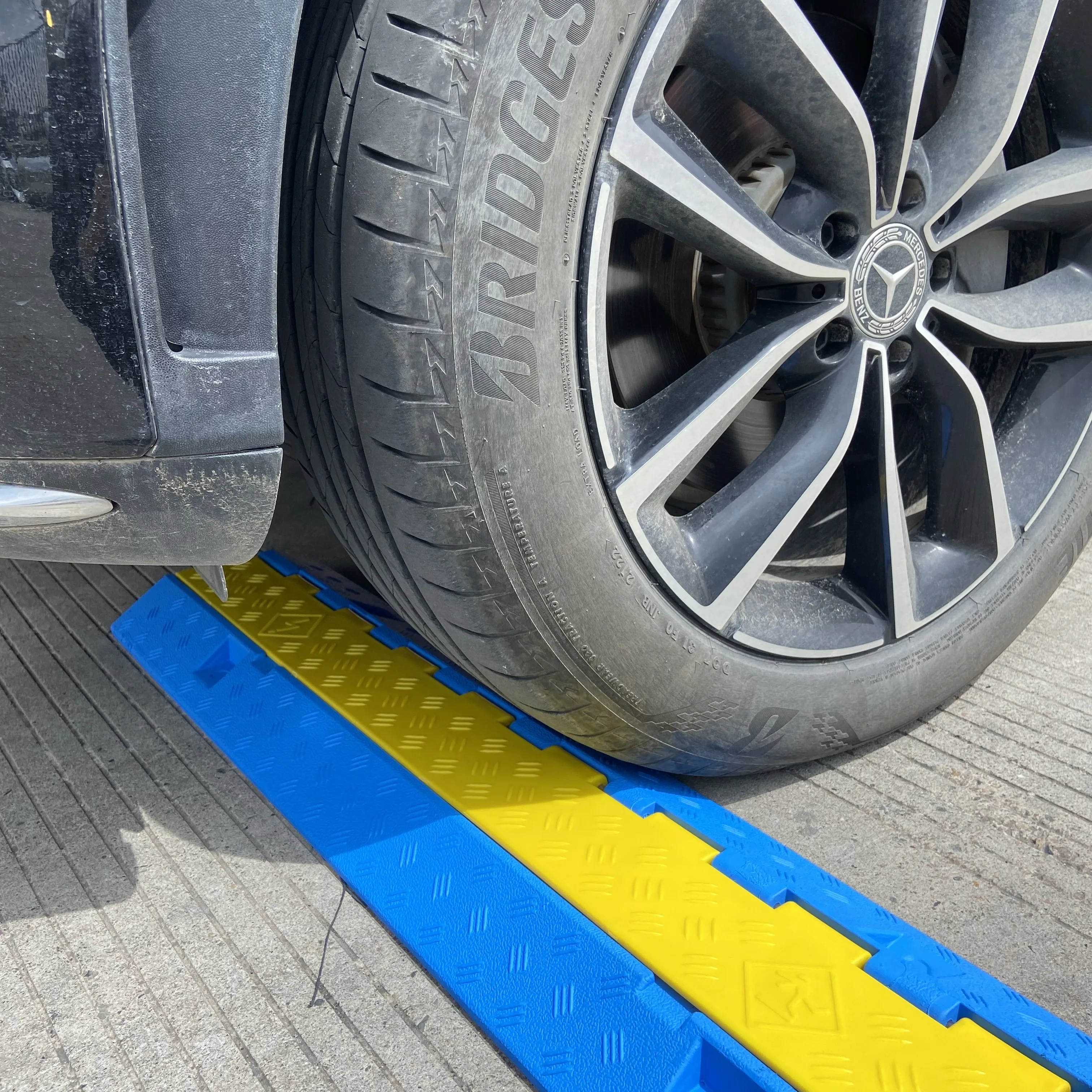 Outdoor 2-Channel Cable Ramp Protector PVC Rubber Cover Plastic Cable Cover Ramp details