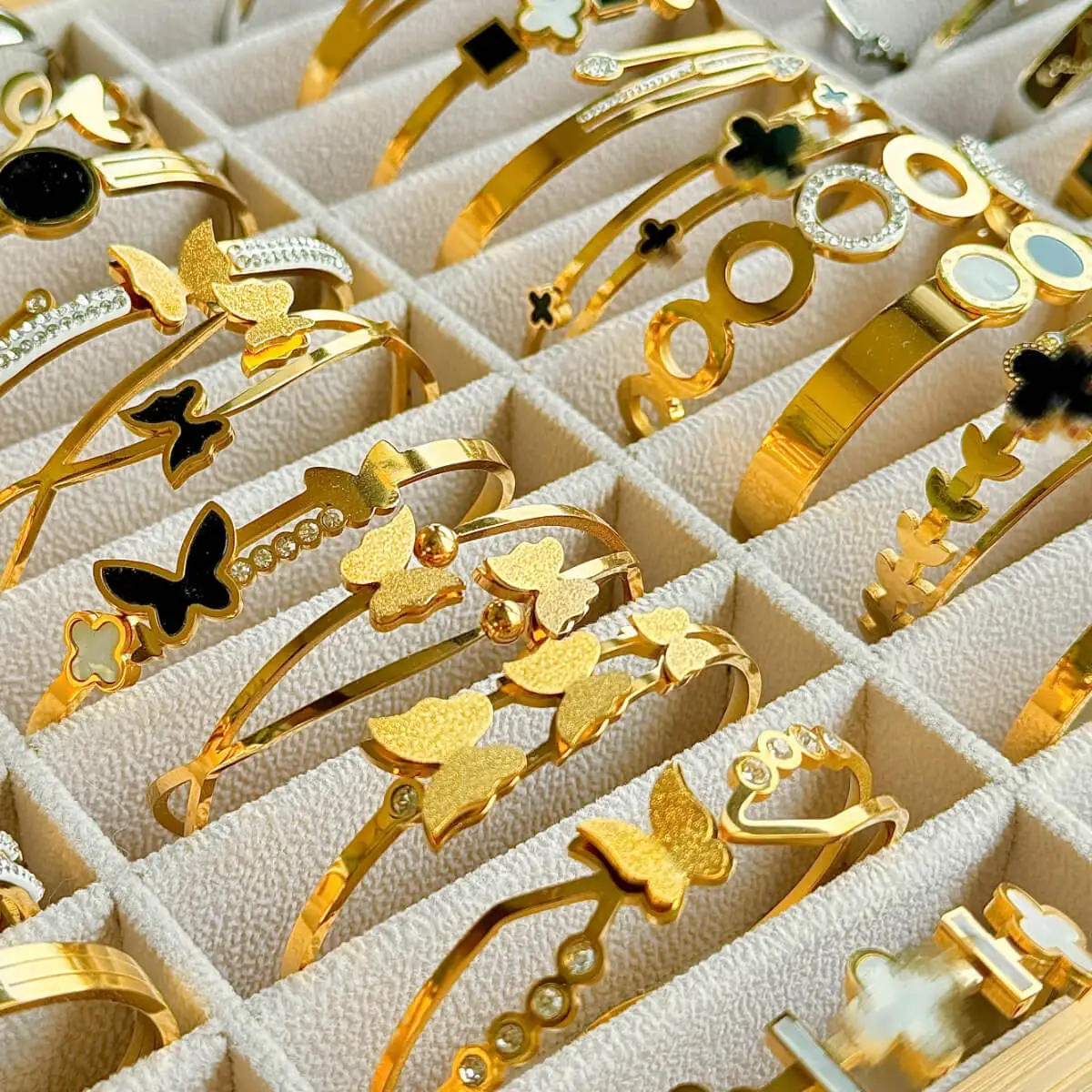Lot De 4 Bracelets Femme En Acier Inoxydable Doré - Style Jonc - Neuf Sans Emballage - Bijoux Fantaisie