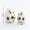 Huevos de dinosaurio grandes y pequeños.