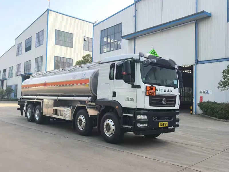 专业新型 HOWO 8x4 油罐车 35000L 可燃液体运输燃油车