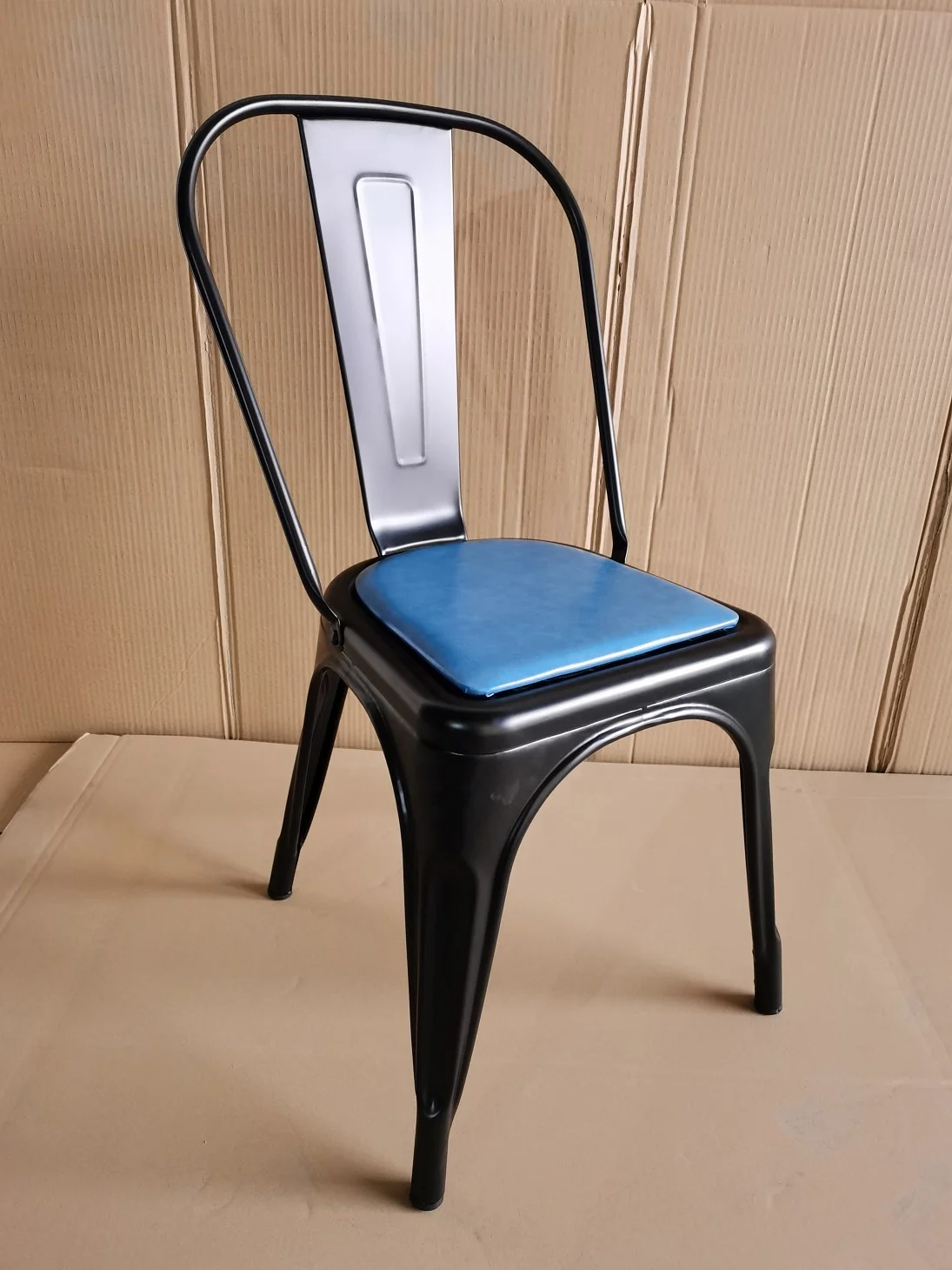 Cheap Restaurant Furniture Steel Metal Black Matte Tolix Chair with Cushion