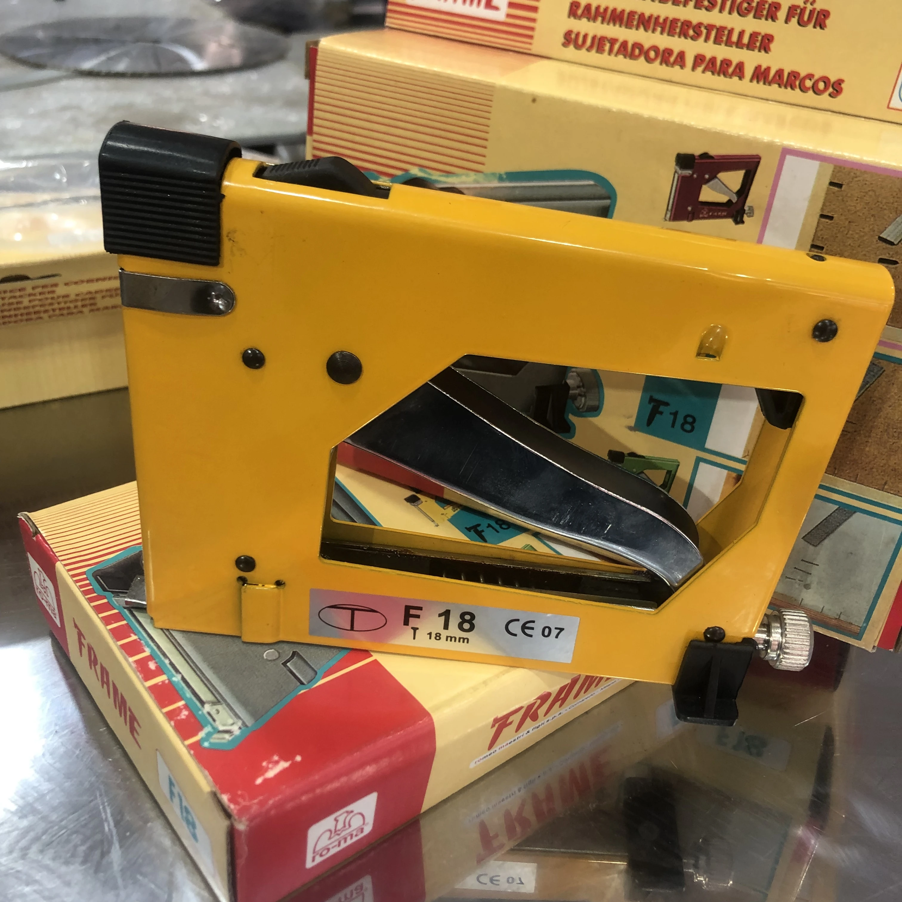 F18 RomaManual Picture Frame Tacker F18 Flexi Pin Nail Gun