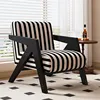 Strisce bianche e nere, stampa delicata, cornice in legno nero