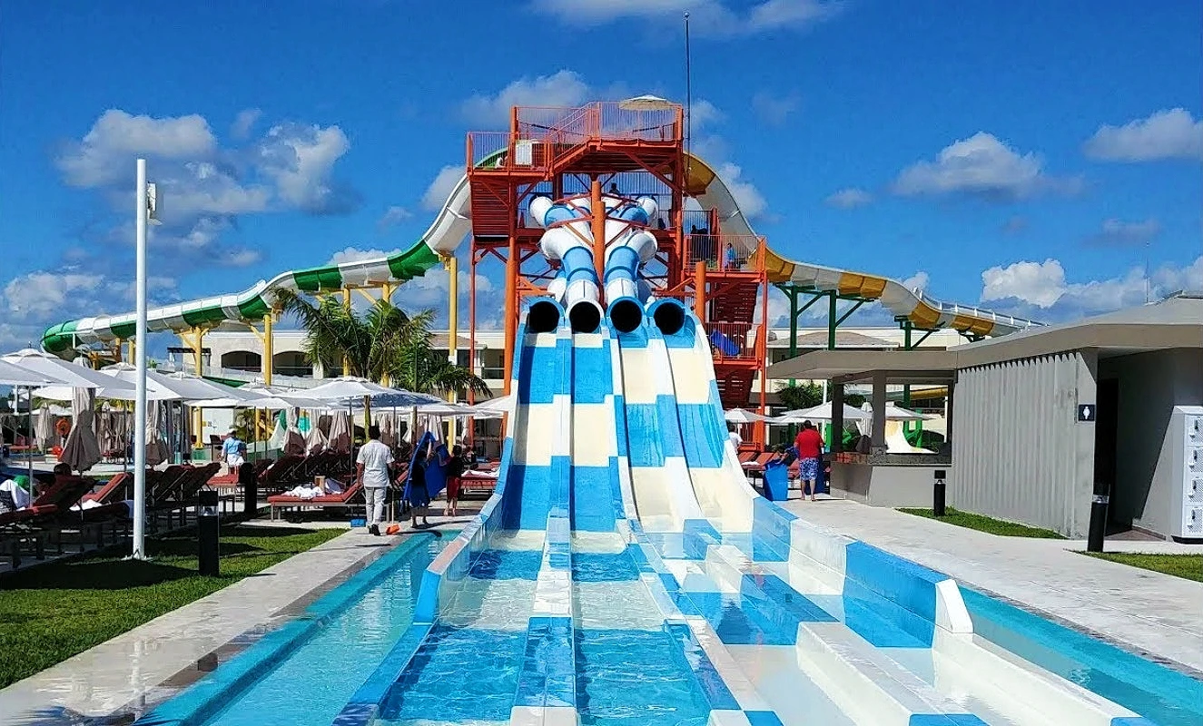 Outdoor Fiberglass Water Park Slide with 6-8mm Thickness Customized Size and Over 10 Years Service Life
