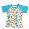 เสื้อยืดเด็กแขนสั้นสีฟ้าลายไดโนเสาร์สีรุ้ง