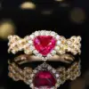 Anillo de oro de 18 quilates con rubí natural y diamantes