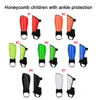 Niños con protección de tobillo tipo panal.