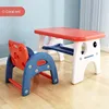 Tavolo rosso con una sedia