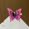 Embalaje rojo minimalista estilo mariposa DIY.
