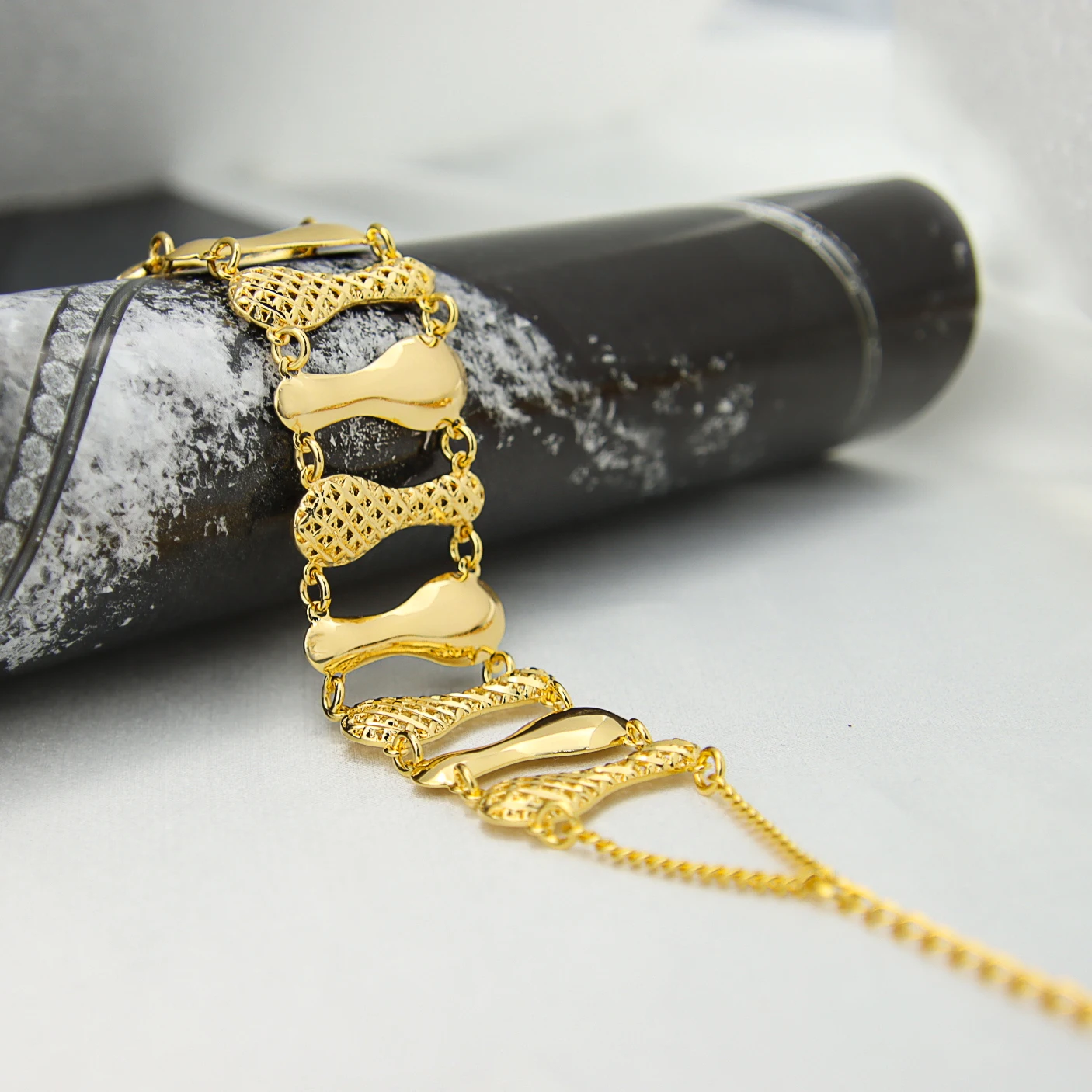 2022 New Desgin Hollow Bangles Bracelet 18k Gold Adjustable Charm