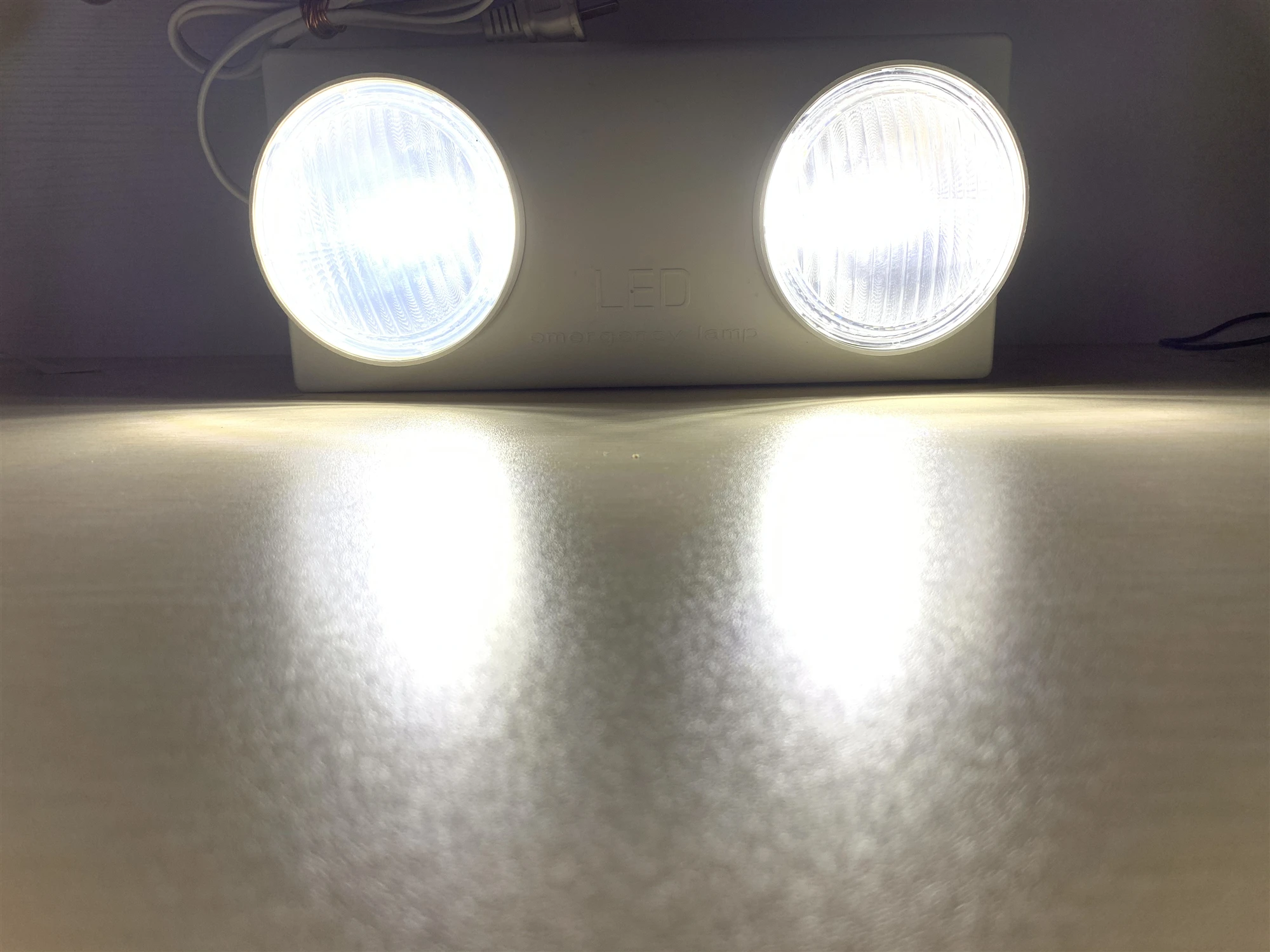 Горячая Распродажа 2021 2*3 Вт два регулируемых головки светодиодный аварийный