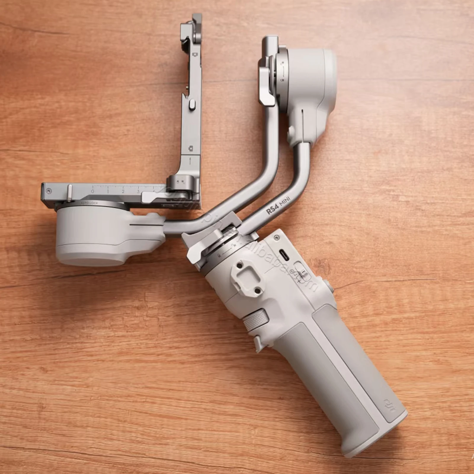 DJI RS 4 Mini Combo - Lightweight Stabilizer for Vlogs