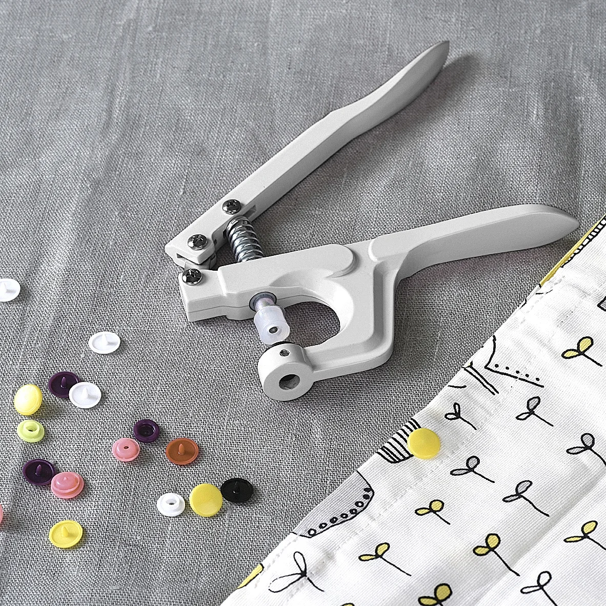 DIY Button Set Snap Fasteners Kit with Pliers  for Plastic Metal Buttons with Storage Box