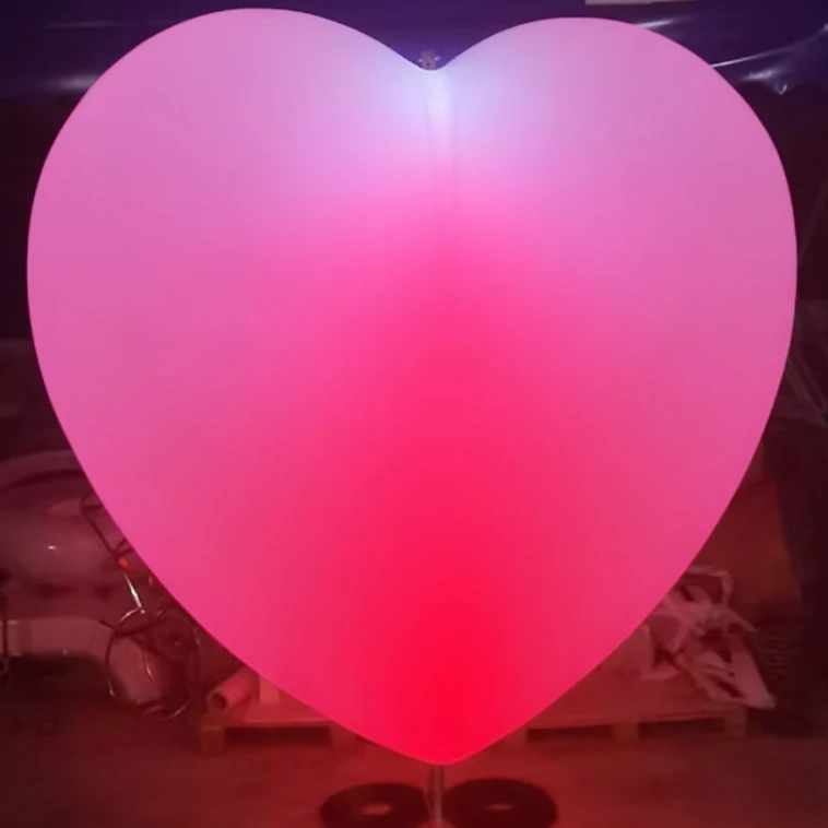 Lampada A Forma Di Cuore LED 16 Colori – Con Telecomando, Supporto E Ricarica USB, Crea Atmosfera Romantica Per Camera Da Letto O Feste