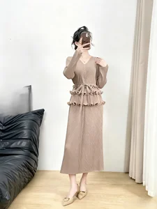 High-quality Large-sized Pleated Dress for Wholesale with V-neck and Solid Color for Custom-made Casual Dress