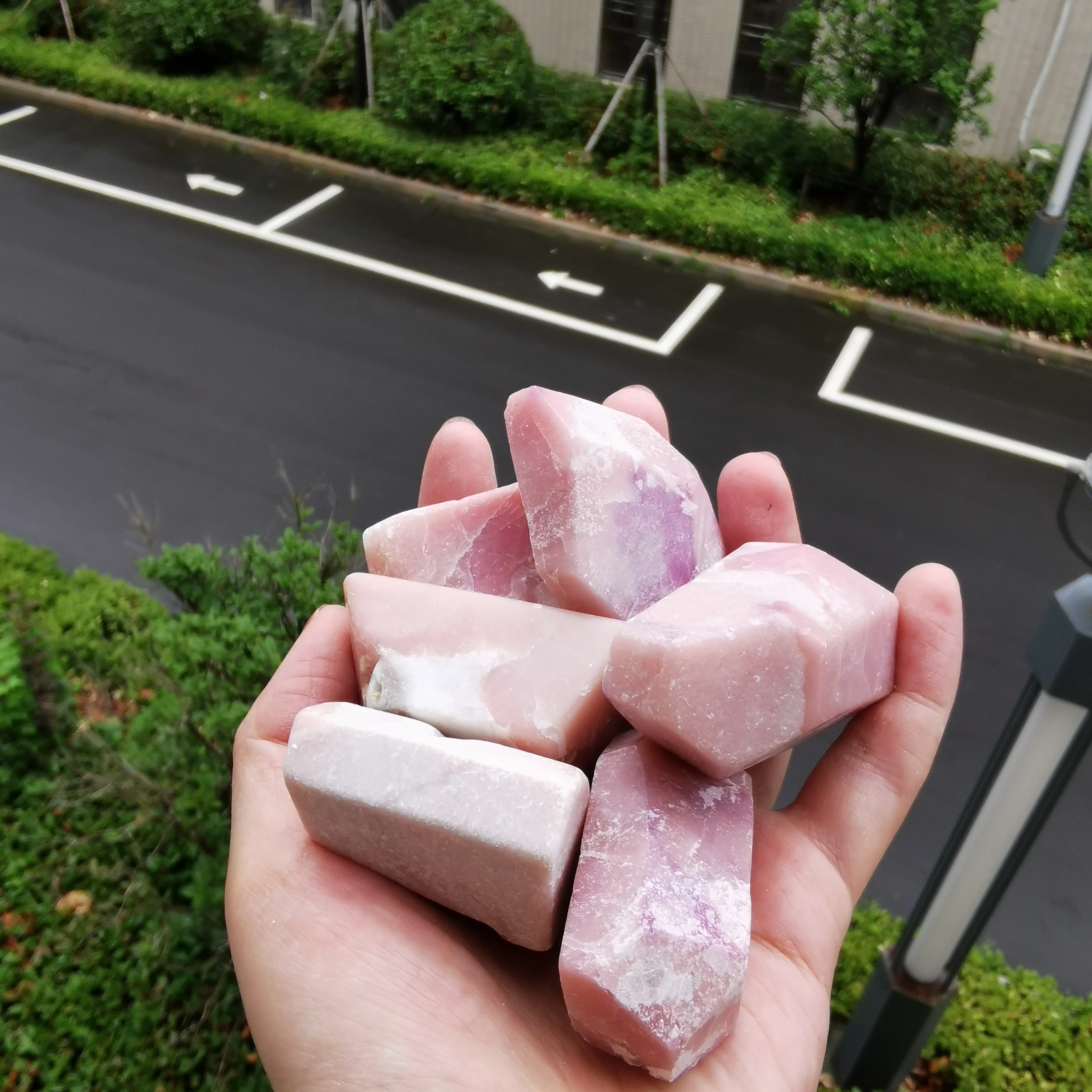 批发天然透明石英原石自由形状碎石块水晶雕刻家居装饰lj - buy clear