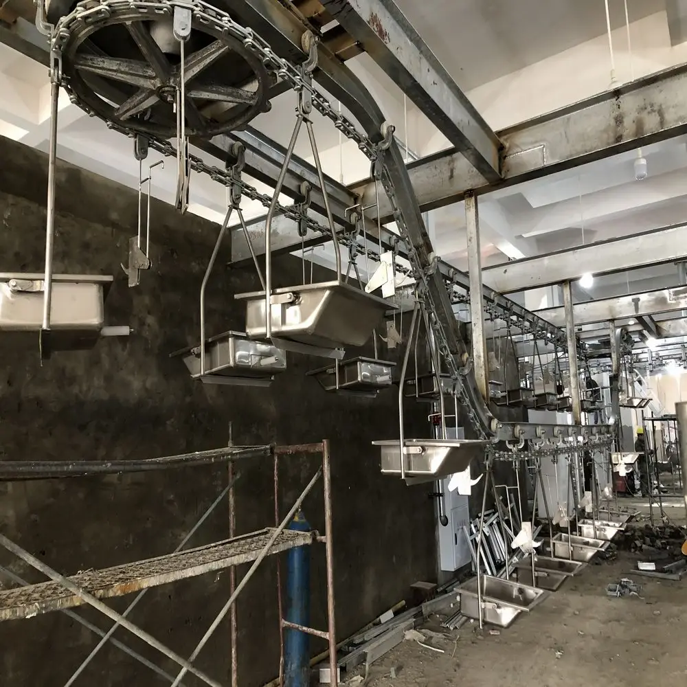 Pig slaughtering line equipment for mechanical meat processing in pig slaughterhouses
