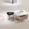 Combinación de mesa auxiliar y mesa de centro cuadrada.