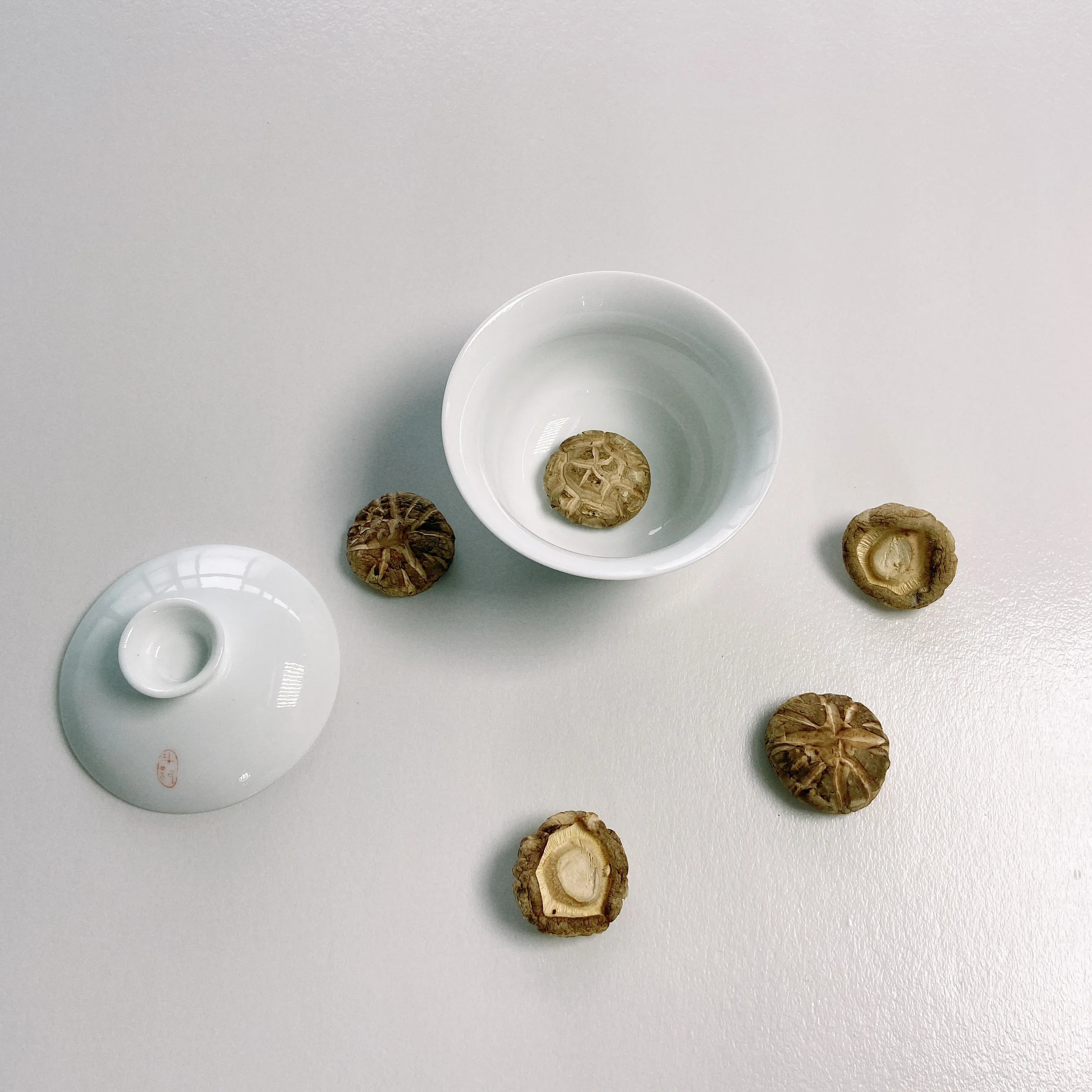 Китай, питательное и здоровое питание, высушенный гриб шиитаке с морской раковиной и трещинами