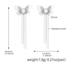 Pendientes colgantes de circonita con forma de mariposa plateada.