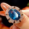 Anillo de cristal puntiagudo azul
