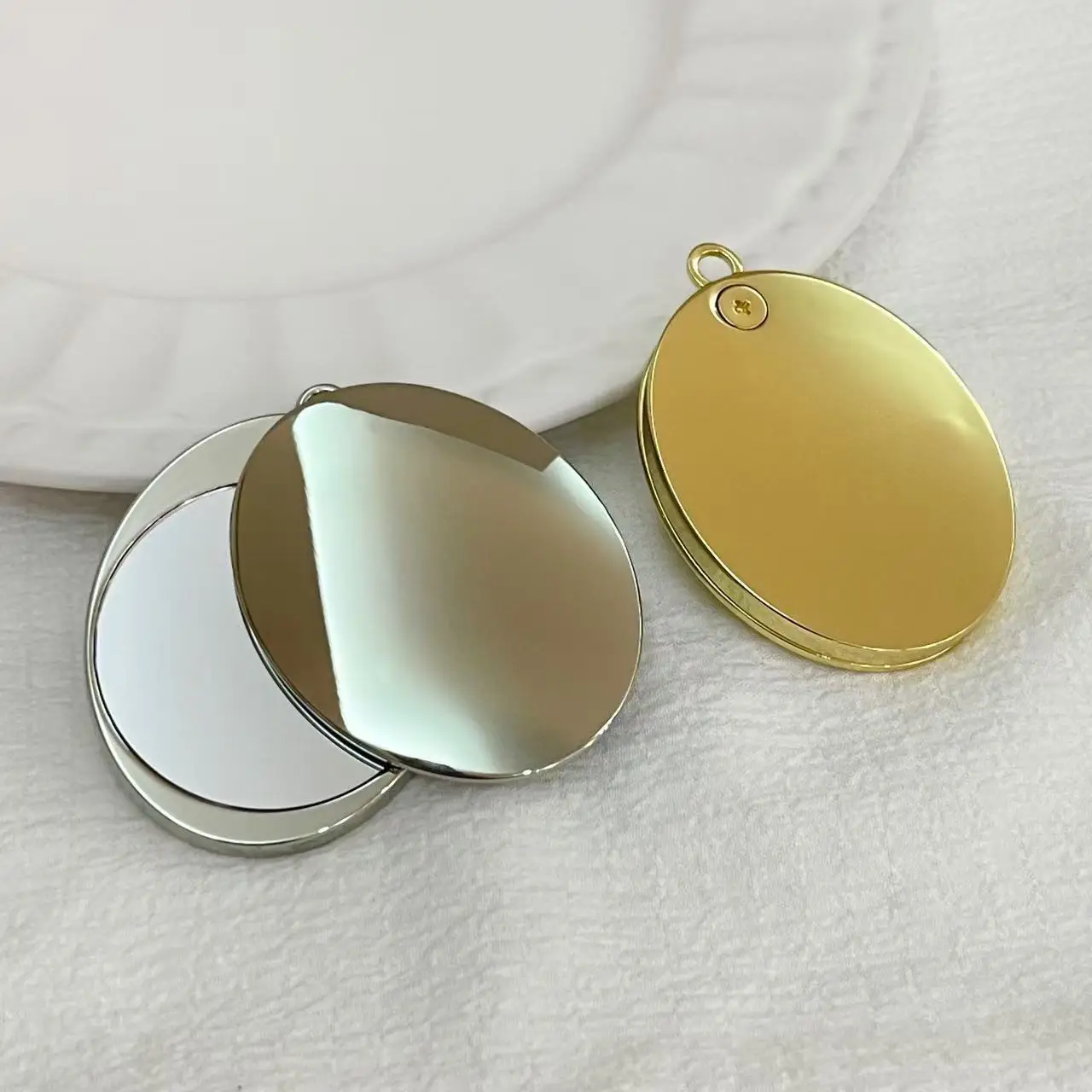 Custom Logo Mini Folding Mirror Portable Keychain For Women Travel Modern Style Small Promotional Gift Metal Crafts_voghion.com