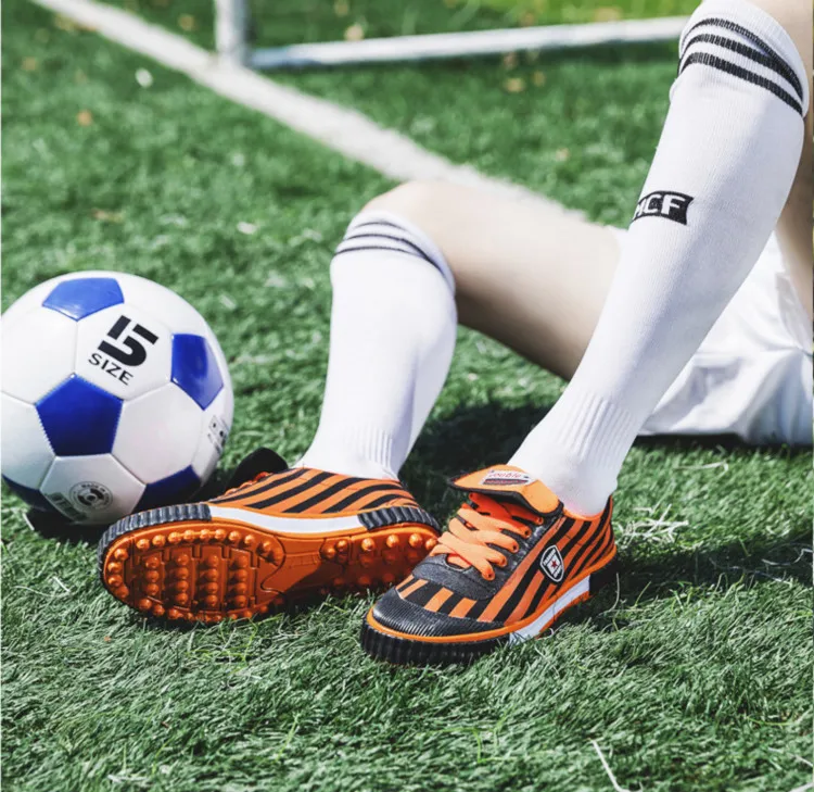 Оптовая продажа с фабрики, модная черная обувь для бега PE school boy OEM custom TF turf с шипами, тренировочная Спортивная вьетнамская футбольная обувь для мужчин