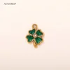 Breloque trèfle à quatre feuilles vert.