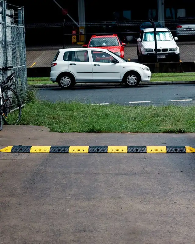 Australian Standard Heavy Duty Durable Plastic Speed Hump for Parking manufacture