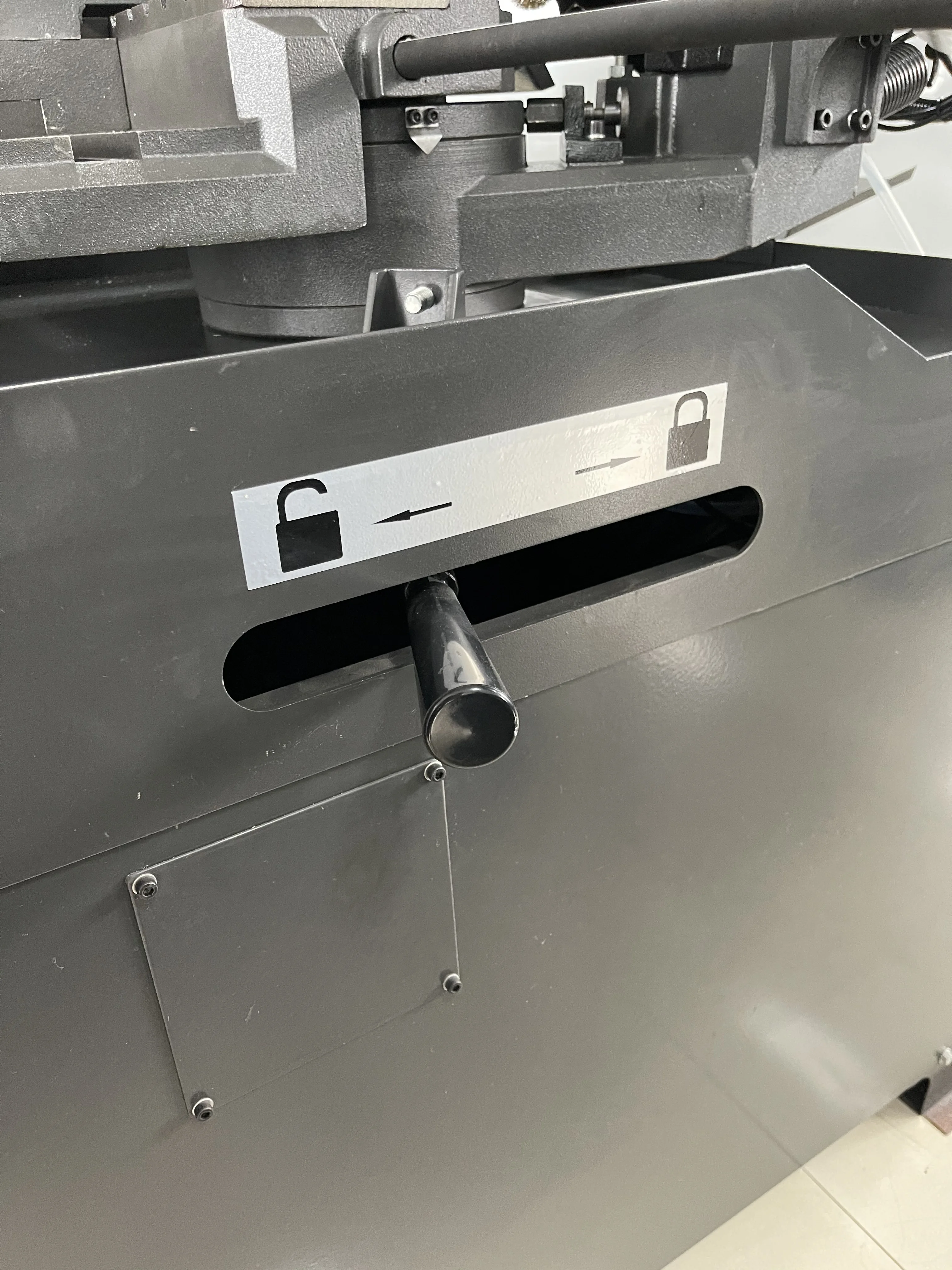 10 Inch Metal Cutting Bandsaw With Swiveling Basehorizontal Bandsaws