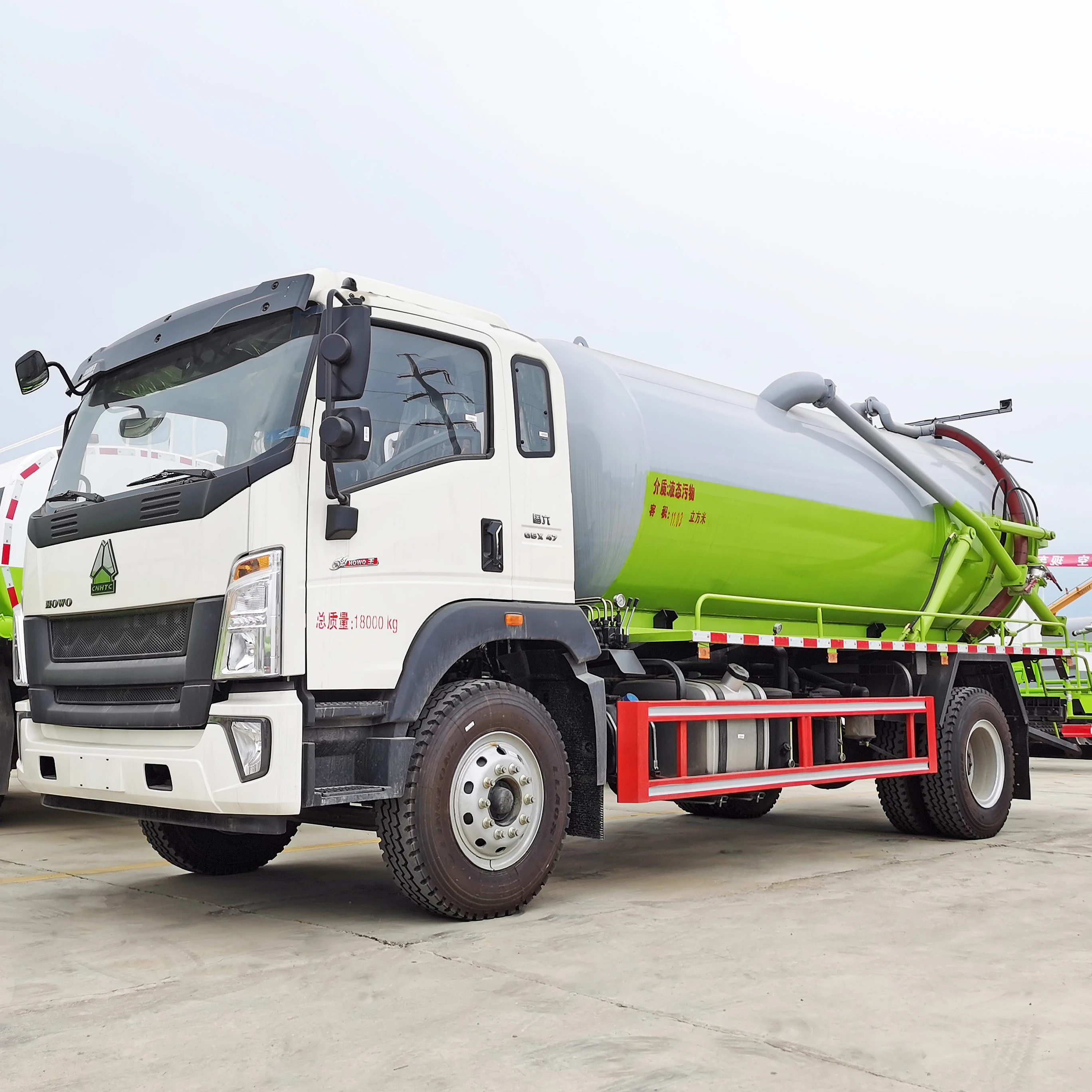 SINOTRUK HOWO 4x2 Chassis Drive 5000L Vacuum Septic Tank Truck Sewage Suction Trucks Low Price on Hot Sales