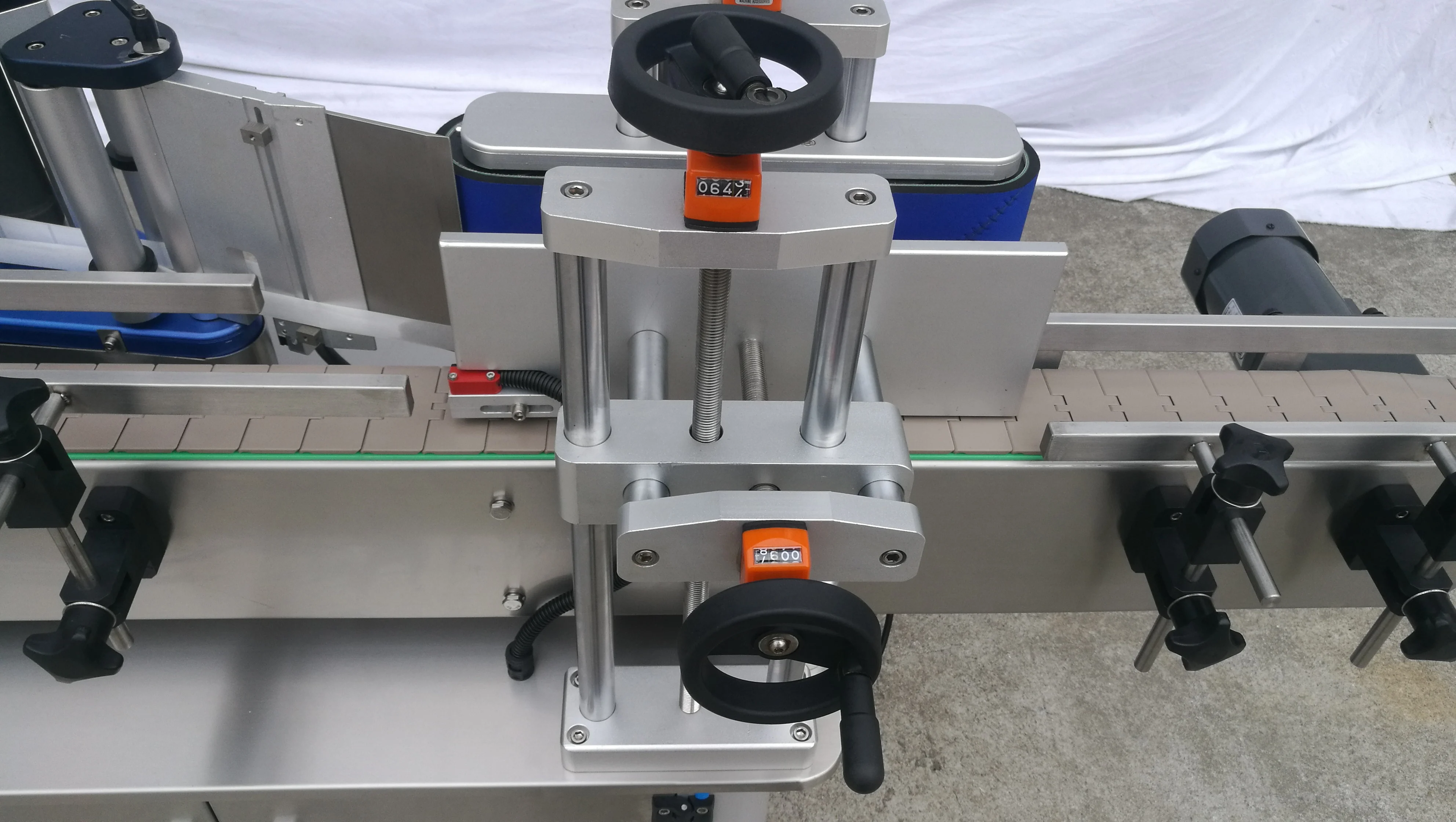 
Китайское производство, автоматическая машина для маркировки маленькой круглой бутылки воды лучшего качества 