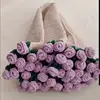 Manta beige con flores de color lila claro.