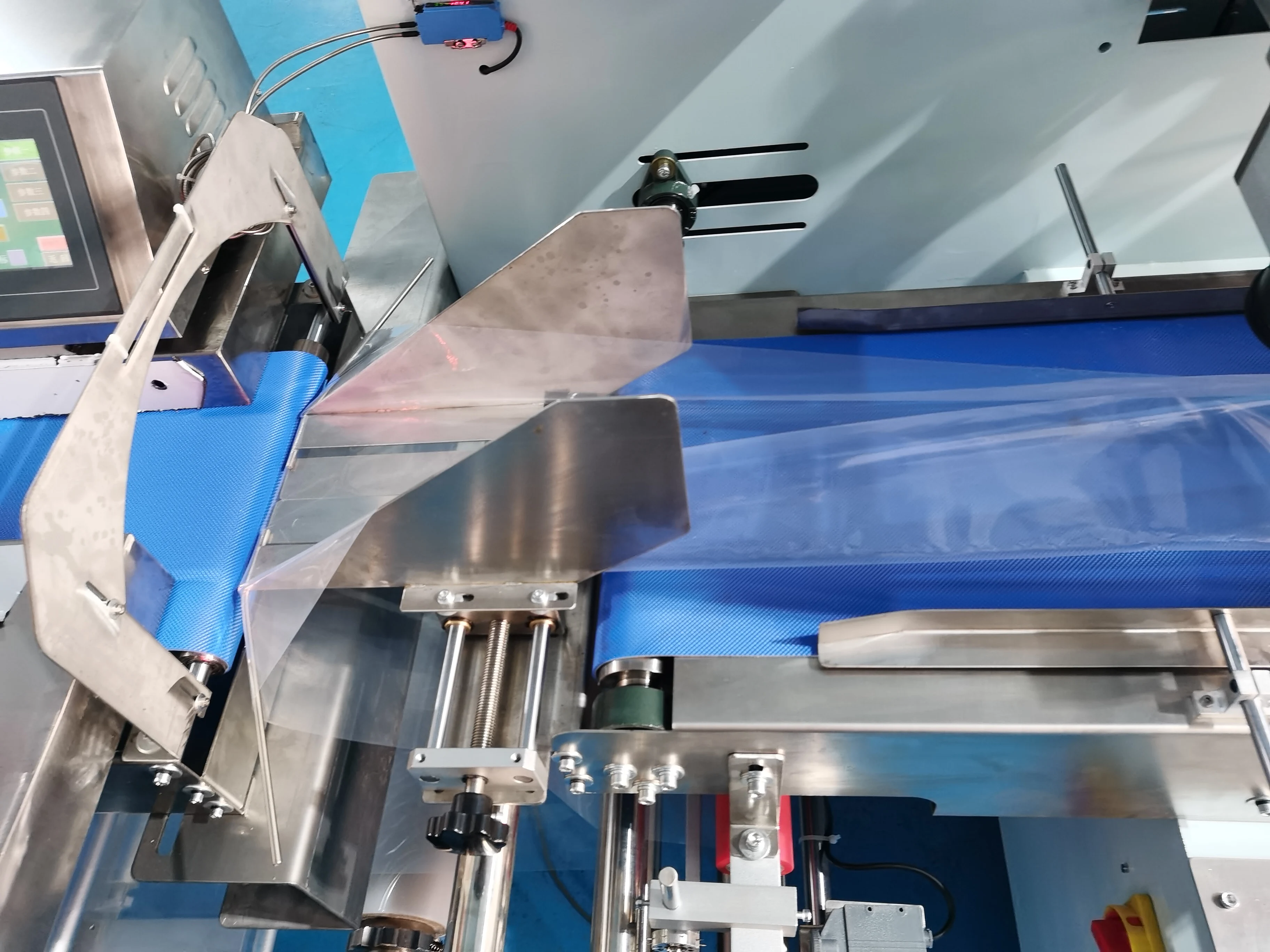 Automatic Horizontal Extruder Machine Sugar Fondant Sharp Cheddar Cheese Cube Packaging Machine Hffs Packing Machine Servo Motor