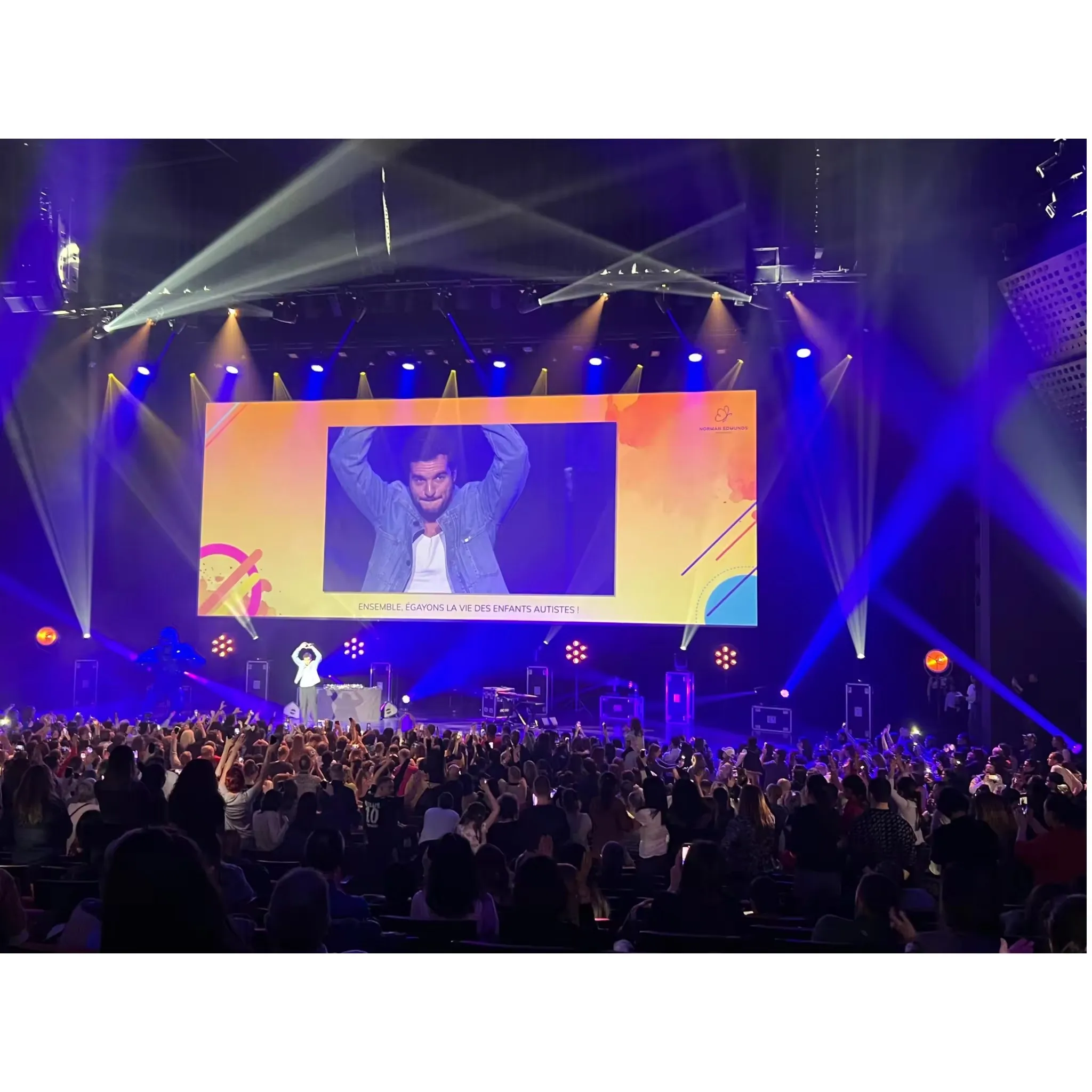 شاشة عرض LED عالية السطوع الخارجي الخلفية LED Video Wall الإيجار شاشة عرض LED في 500 * 500mm / 500 * 1000mm حجم الخزانة 1