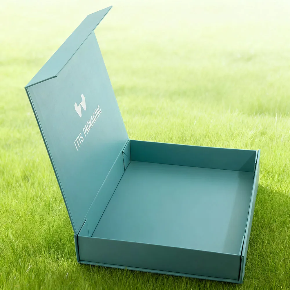 Scatola regalo di lusso per abbigliamento | Imballaggio pieghevole magnetico personalizzato | Cartone riciclato con design in rilievo e protezione in spugna per calzini e capi d'abbigliamento