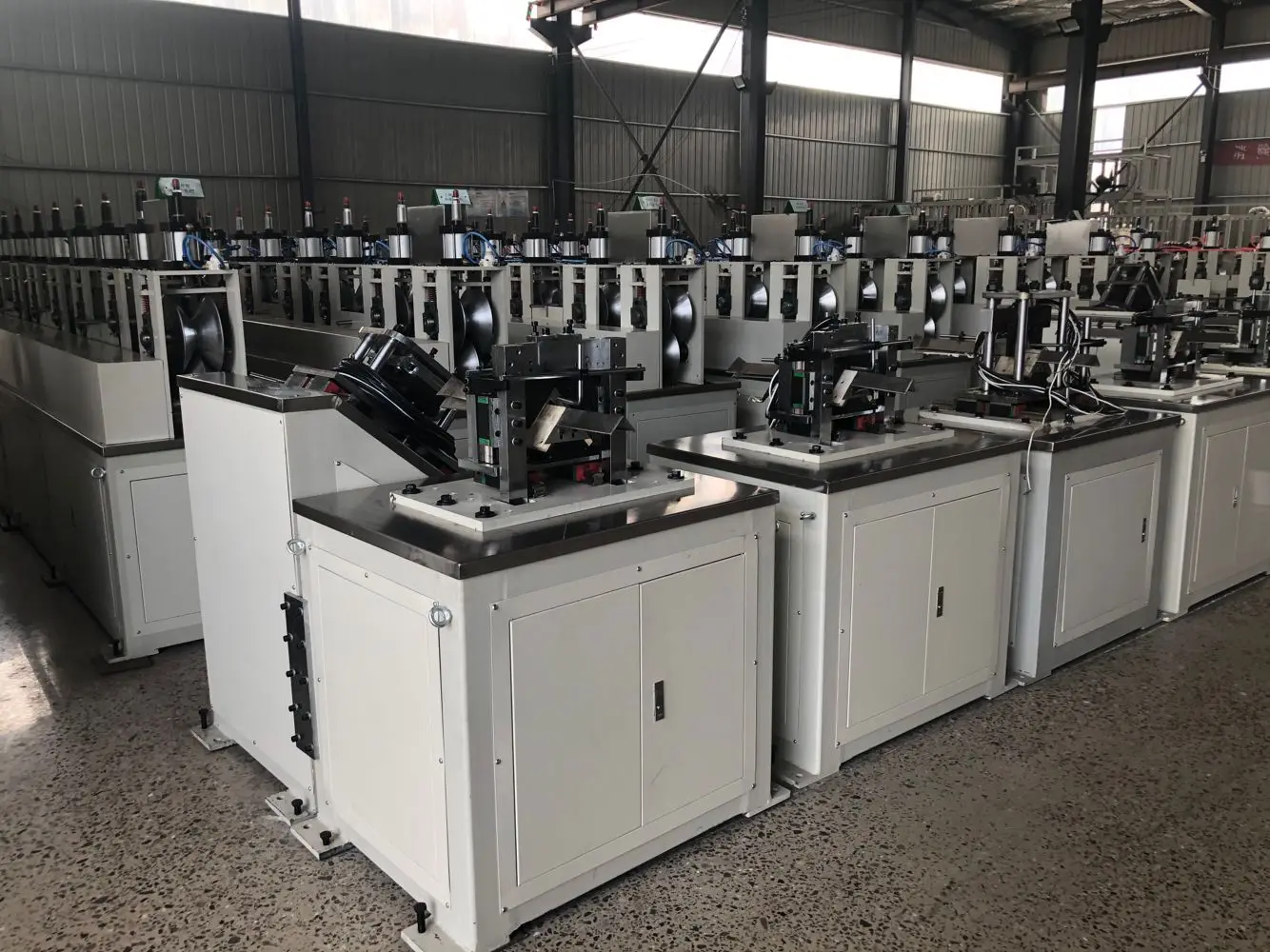 High Speed Kraft Paper Edge Board Punching Cutter Machine Paper Angle V Corner Edge Protectors Making Machine