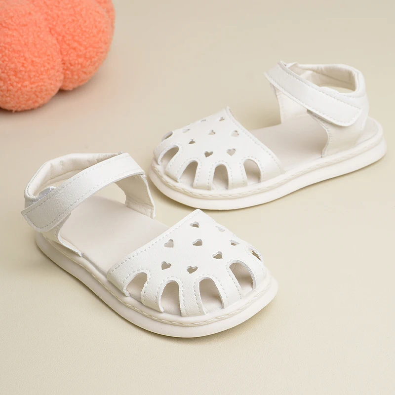 Хит продаж, Летние черные бежевые пляжные сандалии на плоской подошве для маленьких детей, открытые блестящие сандалии для вечеринок