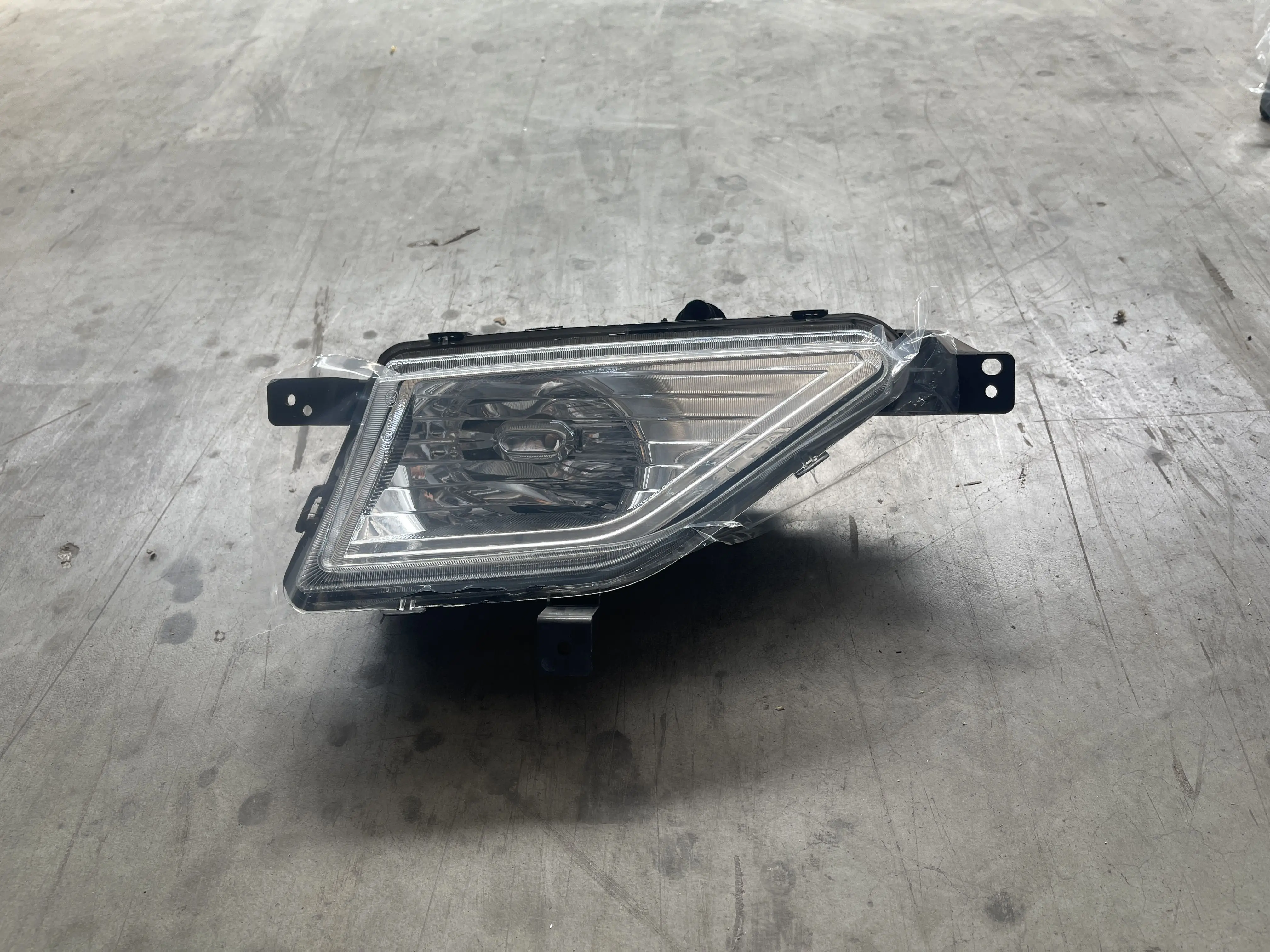 #C00076977 High Brightness Original  Genuine Auto Body Parts MAXUS Car Front Combination Fog Lamp/ Fog light supplier