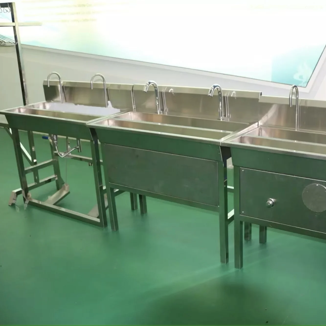 Industrial stainless steel hand basin with foot pedal operation control for slaughterhouses, food processing
