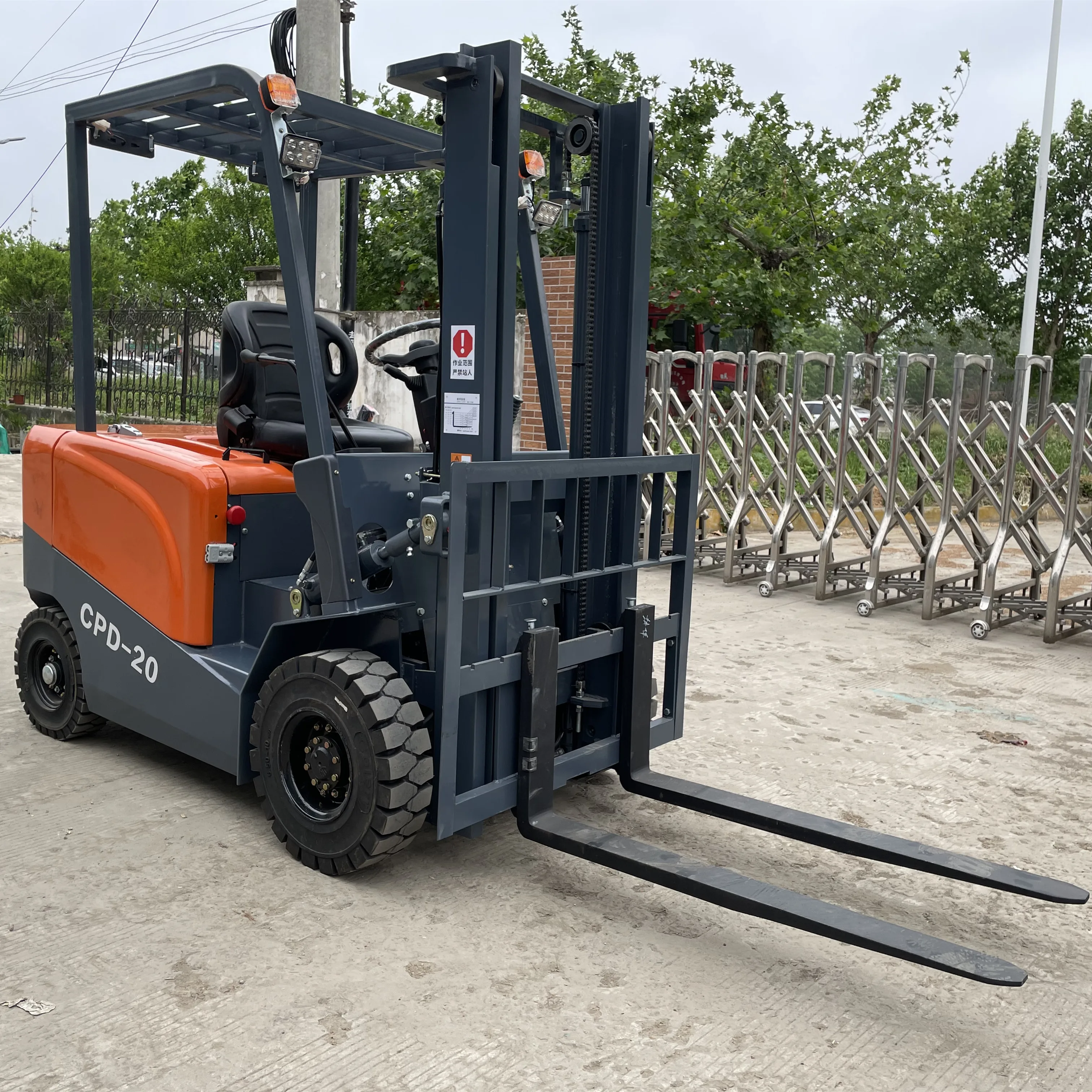 2000KG Lifting Height 3m 2ton Pallet Four Wheel Motorcycle Truck Hydraulic Lifting Platform Forkliftwith Automatic Transmission