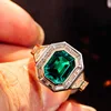 Anillo de esmeralda de laboratorio de oro de 10 quilates