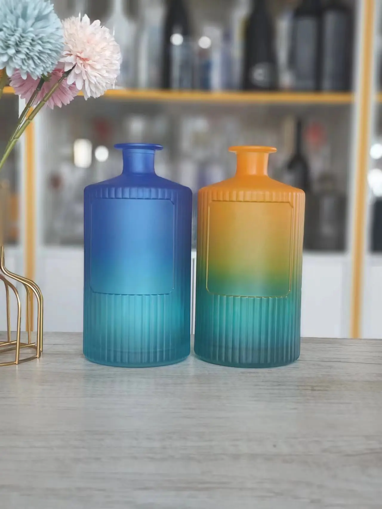 Unique Gradient Blue Purple Color Streamline Design 700ml Liquor Glass Bottle for Whiskey Vodka Tequila Gin with Cork